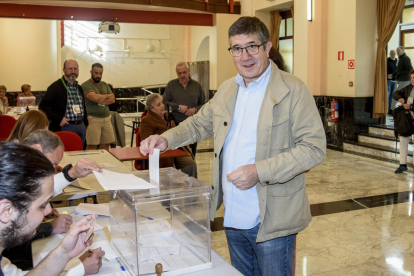 El portavoz del Grupo Parlamentario Socialista en el Congreso de los Diputados, Patxi López, ejerce su derecho al voto en un colegio electoral de Portugalete (Bizkaia), este domingo. EFE/Javier Zorrilla.