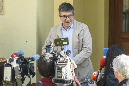 El portavoz del Grupo Parlamentario Socialista en el Congreso de los Diputados, Patxi López, se dirige a medios de comunicación tras ejercer su derecho al voto en un colegio electoral de Portugalete (Bizkaia), este domingo. EFE/Javier Zorrilla.