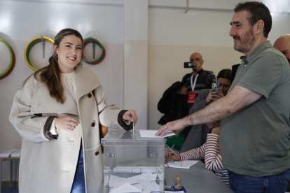 La candidata a lehendakari por Sumar Alba García (i) ejerce su derecho al voto en un colegio electoral en el barrio de Deusto en Bilbao, este domingo. EFE/ Luis Tejido