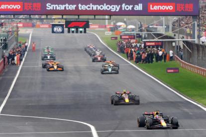 El piloto neerlandés de Red Bull Racing Max Verstappen lidera el inicio de la carrera del Gran Premio de China de Fórmula uno, en Shanghai, China. EFE/EPA/ALEX PLAVEVSKI