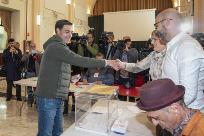 El candidato a lehendakari del PNV, Imanol Pradales, ejerce su derecho al voto en un colegio electoral de Portugalete (Bizkaia), este domingo. EFE/Javier Zorrilla