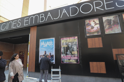 Operarios trabajan en la instalación de los nuevos cines Embajadores Foncalada, entre las calles Alfonso III El Magno y General Elorza, en el centro de Oviedo. EFE/J.L.Cereijido