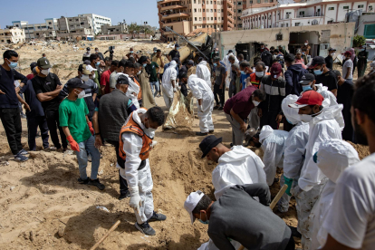 La Defensa Civil Palestina recupera 50 cuerpos de una fosa común dentro del Hospital Nasser en Jan Yunis, Gaza. EFE/EPA/HAITHAM IMAD