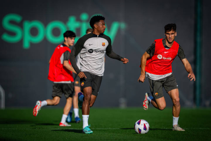 Percan durante un entrenamiento con el primer equipo del FC Barcelona.