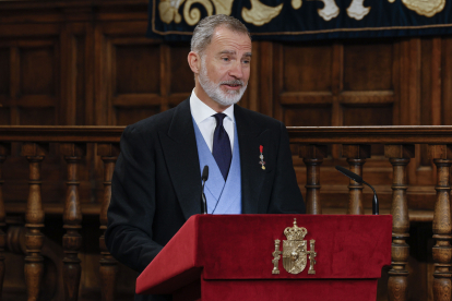 El rey Felipe VI, durante su discurso en la ceremonia de entrega del Premio Cervantes 2023 al escritor leonés Luis Mateo Díez.