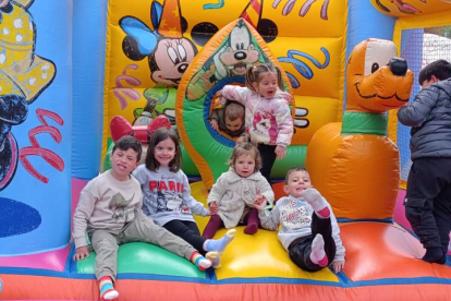 Más de 500 personas participan en La Pola de Gordón de una jornada al aire libre con juegos infantiles y comida para conmemorar el Día Internacional de la Fibrodisplasia Osificante Progresiva.