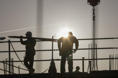 Trabajadores de la construcción levantan un edificio en una imagen de archivo del pasado mes de marzo. EFE/Luis Tejido