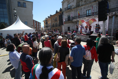 Aira da Pedra ofreció un concierto por el Día de Castilla y León a los pies del Ayuntamiento de Ponferrada.