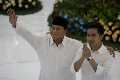 Prabowo Subianto tras la ceremonia en Yakarta para ser proclamado vencedor de las elecciones presidenciales de febrero, junto a su futuro vicepresidente, Gibran Rakabuming. EFE/EPA/BAGUS INDAHONO