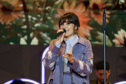 La cantante Rozalén durante su actuación en la gala de los Premios Dial, que se celebra en Tenerife.