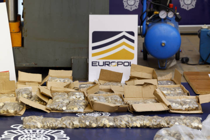 Parte del material incautado en el desmantelamiento del taller de fabricación de monedas falsas de 2 euros más importante de Europa en la última década.