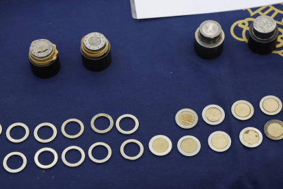 Material incautado en el desmantelamiento del taller de fabricación de monedas falsas de 2 euros más importante de Europa en la última década.