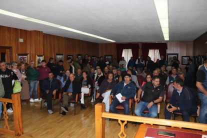 Público presente en la elección del GAL Montaña de Riaño, que se ha celebrado en el Ayuntamiento de Riaño.