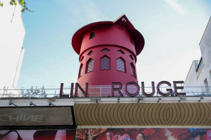 Fachada del Moulin Rouge sin sus aspas.