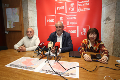 Pedro Fernández, Olegario Ramón y Mabel Fernández, este jueves en el despacho municipal del PSOE.