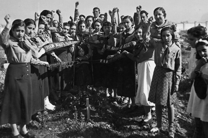 Grupo femenino de las Juventudes Socialistas de León, con Teresa Monge en el centro, el 1 de mayo de 1936