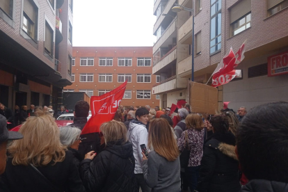 Simpatizantes de Pedro Sánchez, frente a la sede del PSOE de León.