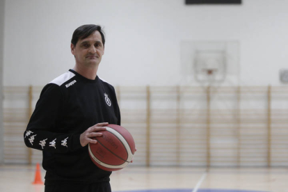 Luis Castillo, entrenador de la Cultural de baloncesto. FERNANDO OTERO