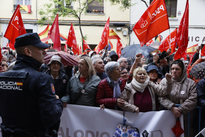 Simpatizantes del PSOE se concentran en los alrededores de la sede socialista de Ferraz para mostrar su apoyo al presidente del Gobierno, Pedro Sánchez