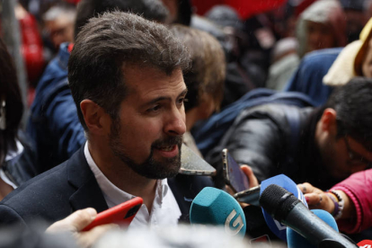El portavoz del PSOE en las Cortes de Castilla y León, Luis Tudanca, atiende a los medios a su llegada a la sede socialista de Ferraz.