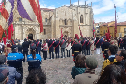 Los representantes del Ayuntamiento y del Cabildo de la Real Colegiata y Basílica de San Isidoro, frente a frente, durante la ceremonia de Las Cabezadas.