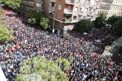 Simpatizantes del PSOE se concentraron ayer en los alrededores de la sede socialista de Ferraz para mostrar su apoyo al presidente del Gobierno.