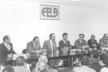 Directiva de la Federación Leonesa de Empresarios, en una asamblea presidida por Suárez, en su 25 aniversario.