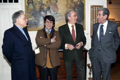 Jose Luis Diéz, Eduardo Aguirre, Cánndido Alonso y Fernando Suárez, en una conferencia del segundo sobre Vela Zanetti, en 2005 y en la casa de León de Madrid.