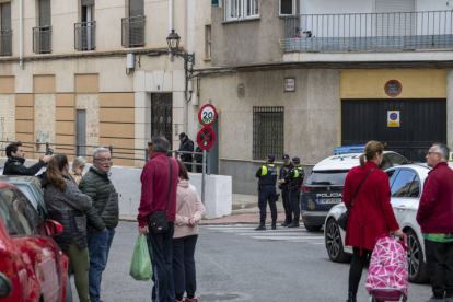 Policías y vecinos frente a la vivienda en Jaén donde este lunes se ha hallado muerto a un niño de 6 años y a su madre en estado grave.