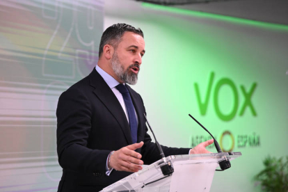 El líder de Vox, Santiago Abascal, comparece ante la prensa para valorar la decisión del presidente del gobierno.