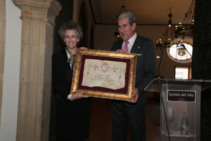 La presidenta de la fundación Eutherpe, Margarita Morais, recibiendo el premio Leonesa del Año 2013.