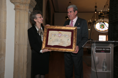 La presidenta de la fundación Eutherpe, Margarita Morais, recibiendo el premio Leonesa del Año 2013.