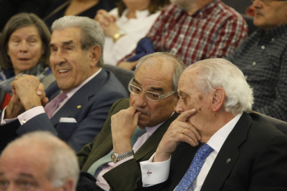 Fernando Suárez, Rodolfo Martín Villa y Manuel Núñez Pérez, en 2019, durante los actos de engrega del galardón de Leónes del Año a Juan Pedro Aparicio.