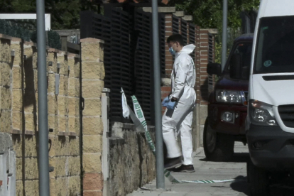 Captura de video que muestra a Guardias Civiles durante los registros llevados a cabo por el triple crimen de Chiloeches (Guadalajara).