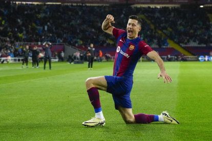 El delantero polaco del FC Barcelona, Robert Lewandowski, celebra uno de sus goles.
