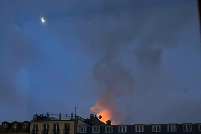 Tres personas fallecieron esta madrugada en el incendio de un inmueble situado en el distrito 2 de París, cerca de la Ópera, indicaron este martes las autoridades, que señalaron que dos bomberos resultaron heridos durante las labores de salvamento, particularmente complejas. EFE/Hauke van der Meer -SOLO USO EDITORIAL/SOLO DISPONIBLE PARA ILUSTRAR LA NOTICIA QUE ACOMPAÑA (CRÉDITO OBLIGATORIO)-