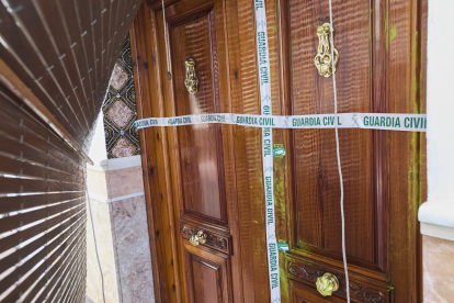 Detalle de la puerta del domicilio de una vecina de 65 años del municipio valenciano de Rafelcofer, profesora jubilada, por cuyo asesinato han sido detenidos dos hombres de 44 y 46 años. EFE/Natxo Francés