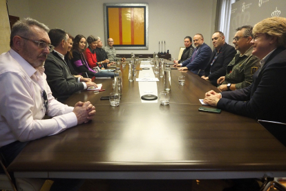 Un momento de la reunión mantenida con representantes de la Azucarera de La Bañeza.