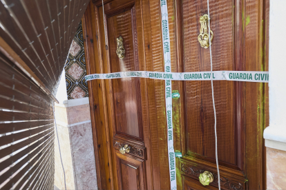Detalle de la puerta del domicilio de la mujer asesinada. EFE/Natxo Francés