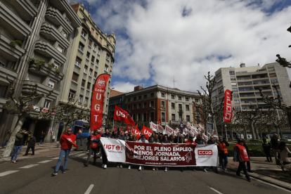 Alrededor de 2.000 personas han secundado esta mañana en León a la manifestación del 1 de mayo
