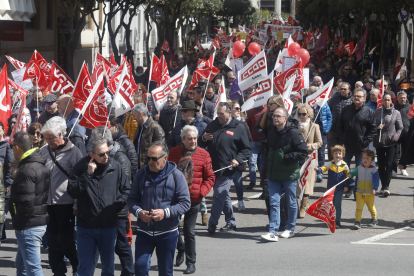Alrededor de 2.000 personas han secundado esta mañana en León a la manifestación del 1 de mayo.