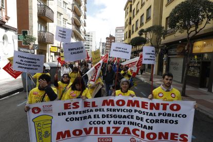Alrededor de 2.000 personas han secundado esta mañana en León a la manifestación del 1 de mayo.