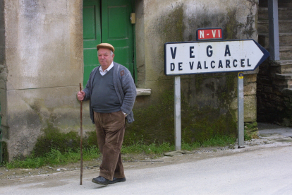 Un hombre pasea por el pueblo de Ambasmestas del municipio de Vega de Valcarce, en imagen de archivo.