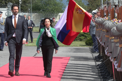 La ministra de Defensa, Margarita Robles, acompañada del ministro de Defensa de Eslovaquia, Robert Kaliñák (2º d) a su llegada este jueves a Eslovaquia para visitar a las tropas españolas desplegadas en ese país. EFE/ Enrique Del Viso