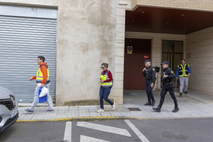Efectivos policiales trabajan en una vivienda de la ciudad de Badajoz tras la muerte de una mujer, de 59 años, a manos de unos de su hijos, de 17 años.