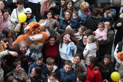 Un momento del acto en la plaza de Bembibre con la alcaldesa entre el público.