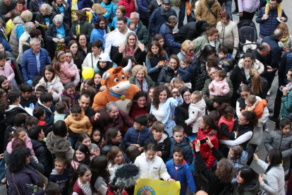 Un momento del acto en la plaza de Bembibre con la alcaldesa entre el público.