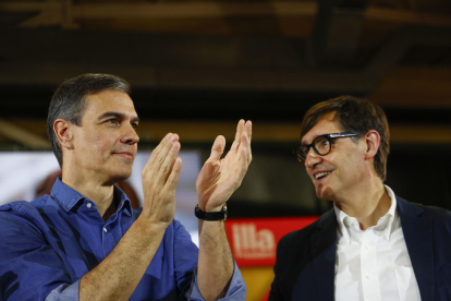 El presidente del Gobierno, Pedro Sánchez, y el candidato del Partido Socialista Catalán, Salvador Illa (d), este jueves, en un acto de campaña del PSC en Sant Boi (Barcelona). EFE/ Quique García