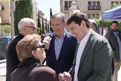 El presidente del PP de Castilla y León, Alfonso Fernández Mañueco, visita Reus con motivo de las elecciones en Cataluña en apoyo del candidato del PP por Tarragona, Pere Lluís Huguet