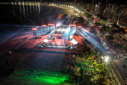 Fotografía aérea que muestra los preparativos del escenario para el concierto de la artista estadounidense Madonna en Río de Janeiro (Brasil). Cientos de miles de admiradores de Madonna se tomaron Río de Janeiro para el concierto gratuito que la cantante estadounidense ofrecerá el sábado en la playa de Copacabana. EFE/ Antonio Lacerda